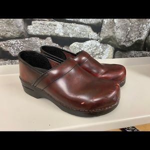 Dansko Clogs 40 Dark Red Brown